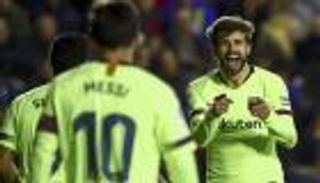 بيكيه يحاول جذب ميسي لناديه الجديد