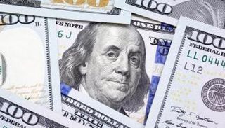 الدولار يتراجع أمام سلة عملات منافسة