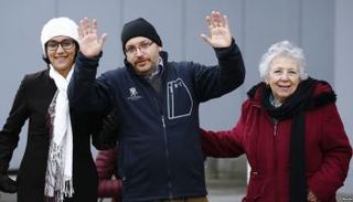 جيسون رضائيان مع والدته وزوجته- أرشيفية