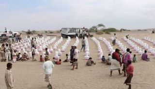 الهلال الأحمر الإماراتي يوزع 120 طنا من المساعدات الغذائية بالحديدة