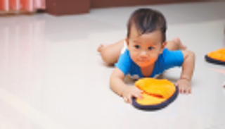 للحفاظ على صحة أطفالكم.. ممنوع ارتداء الأحذية في المنزل