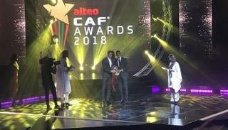 حكيمي بعد تسلم الجائزة