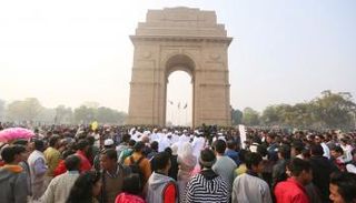 عروض تراثية إماراتية في شوارع نيودلهي بحضور الآلاف