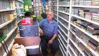بائع أردني لا يزال يبيع شرائط الكاسيت