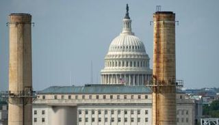 مداخن كابيتول باور بلانت قرب الكونجرس الأمريكي بواشنطن - صورة أرشيفية