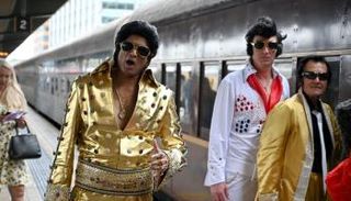 مجموعة من محبي المطرب الراحل خلال ذهابهم إلى مهرجان باركس