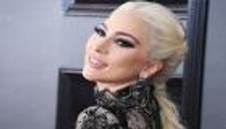 ليدي جاجا تقاطع المطرب "آر كيلي" بعد اتهامه بالتحرش