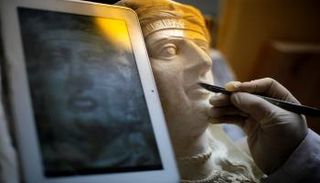ترميم آثار تدمر السورية في المتحف الوطني بدمشق