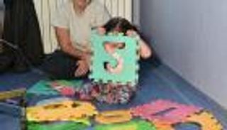 طفلة إيطالية تأكل لأول مرة في حياتها بعد جراحة زرع مرئ.. عمرها 3 سنوات