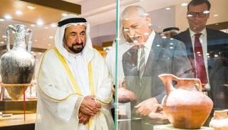 الشيخ سلطان القاسمي في جولة سابقة بمبنى هيئة الشارقة للآثار