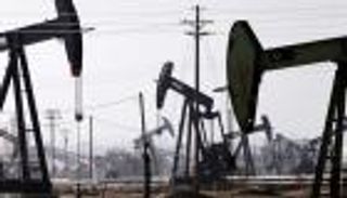 النفط يفقد 1% بفعل معروض أمريكا وضبابية محادثات التجارة