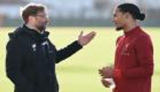 كلوب يتوقع بقاء فان ديك في الملاعب لفترة طويلة