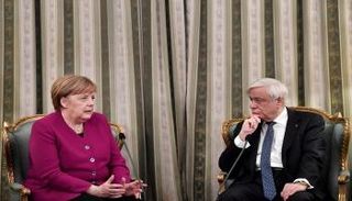 المستشارة الألمانية أنجيلا ميركل ورئيس اليوناني بروكوبيس بافلوبولوس