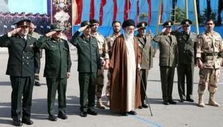 خامنئي وقادة من مليشيا الحرس الثوري- أرشيفية