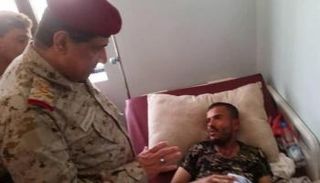 رئيس الأركان اليمني يزور جرحى هجوم العند الإرهابي
