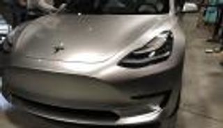 سيارات تسلا تتفوق على مبيعات كرايسلر الأمريكية