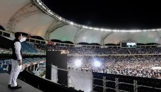 راهول غاندي يحيي الحضور في استاد دبي الدولي للكريكيت