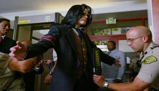 مايكل جاكسون لدى وصوله إلى جلسة محاكمة بتهمة الاعتداء الجنسي