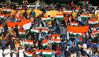 جماهير الهند تشكر الإمارات بعد مباراة منتخبها أمام الأبيض