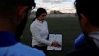 بالفيديو.. مها جنّود نموذج عربي للمدربة النسائية في كرة قدم الرجال