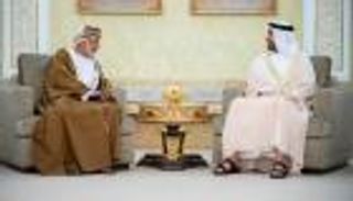 عبدالله بن زايد يبحث مع يوسف بن علوي تعزيز التعاون بين البلدين