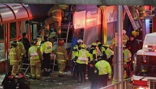 حافلة تقتحم محطة للحافلات في مدينة أوتاوا الكندية