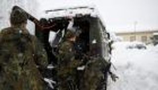 موجة الصقيع تقتل 21 بأوروبا.. وجيوش تنقذ العالقين بعد "التحذير الأحمر"