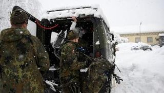 جنود من الجيش الألماني يشاركون في إنقاذ العالقين