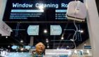 حذاء متصل بالإنترنت وخوذة واقع افتراضي.. ابتكارات جديدة للمسنين