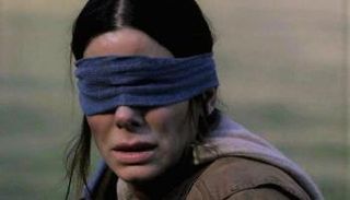 ساندرا بولوك في مشهد من فيلم "بيرد بوكس" 