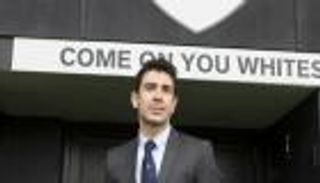 نائب فولهام يتهكم على مشجع بعد الخسارة أمام بيرنلي