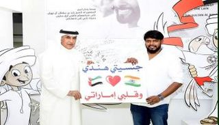 الرميثي يكرم مشجعا هنديا 