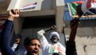 رويترز: قوات الأمن السودانية تفرق محتجين في 3 مدن