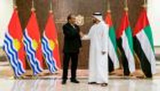 عبدالله بن زايد يبحث مع رئيس جمهورية كيريباتي العلاقات المشتركة