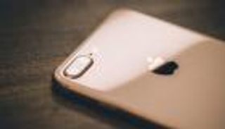 أبل تطلب العون من منافستها سامسونج.. الجيل الخامس يفرض نفسه