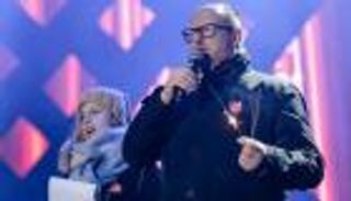 بالصور.. وفاة مسؤول بولندي بعد طعنه في حفل خيري