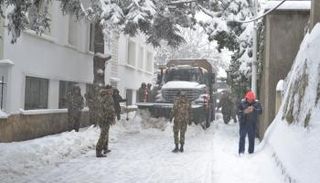 الجهات المختصة تواصل عملها لفتح الطرقات المغلقة