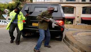 الشرطة الكينية قرب موقع الحادث 