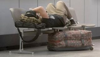 راكب في مطار برلين بعد إضراب 7 يناير - أرشيفية