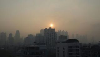 طبقة من الضباب الدخاني تغلف العاصمة التايلاندية بانكوك