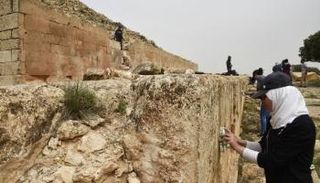 ترميم أهرامات لِجدار في الجزائر 