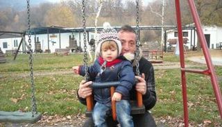 الطفل مع صديق الوالدة قبل الحادث - صورة أرشيفية