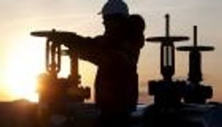 النفط يصعد 1% مع خفض الإمدادات