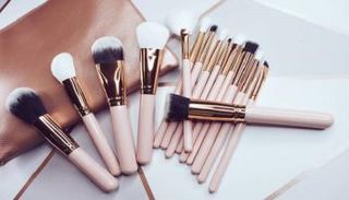 خطوات بسيطة تطيل عمر فُرش المكياج