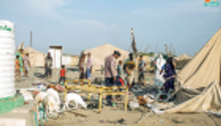 إصابة 4 مدنيين بينهم 3 أطفال في هجوم على مخيم للنازحين بالحديدة