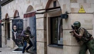 قوات الأمن الكينية لدى اقتحام مبنى فندق بالعاصمة نيروبي