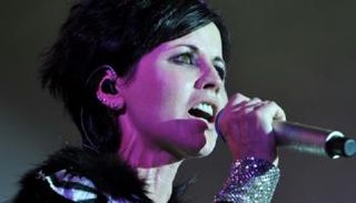 الراحلة دولوريس أوريردن مغنية فرقة الروك الأيرلندية "ذي كرانبريز"