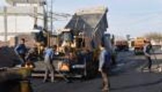 إيران.. شح "القار" يعصف بمشروعات طرق حكومية