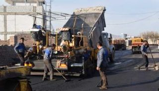 مشروع لرصف أحد الطرق في إيران - أرشيفية