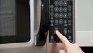 8 أطعمة لا تضعها داخل الميكروويف.. بينها الدجاج والأرز